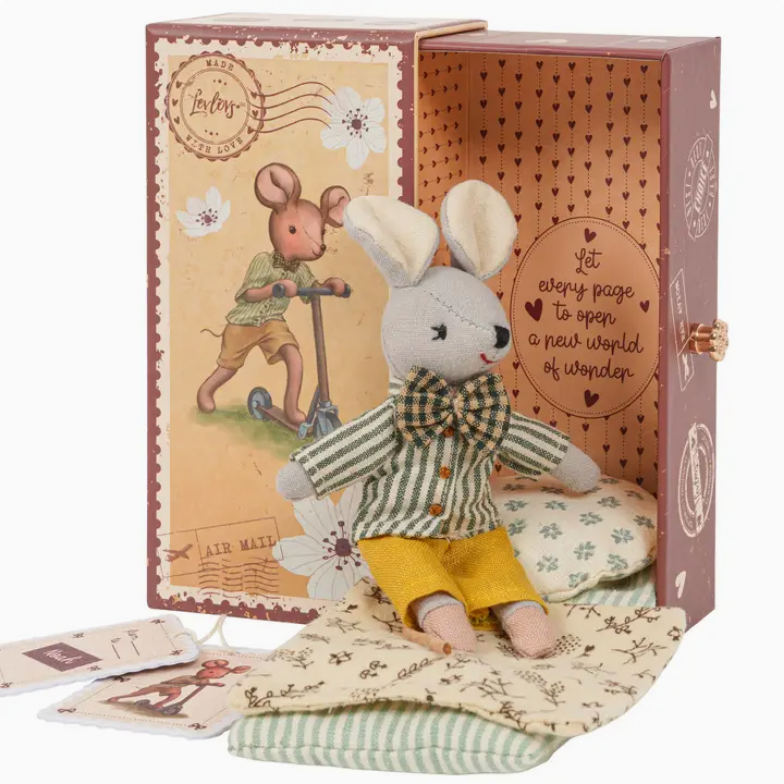 Mouse Noah in Stamp Holder Box with Bedding
